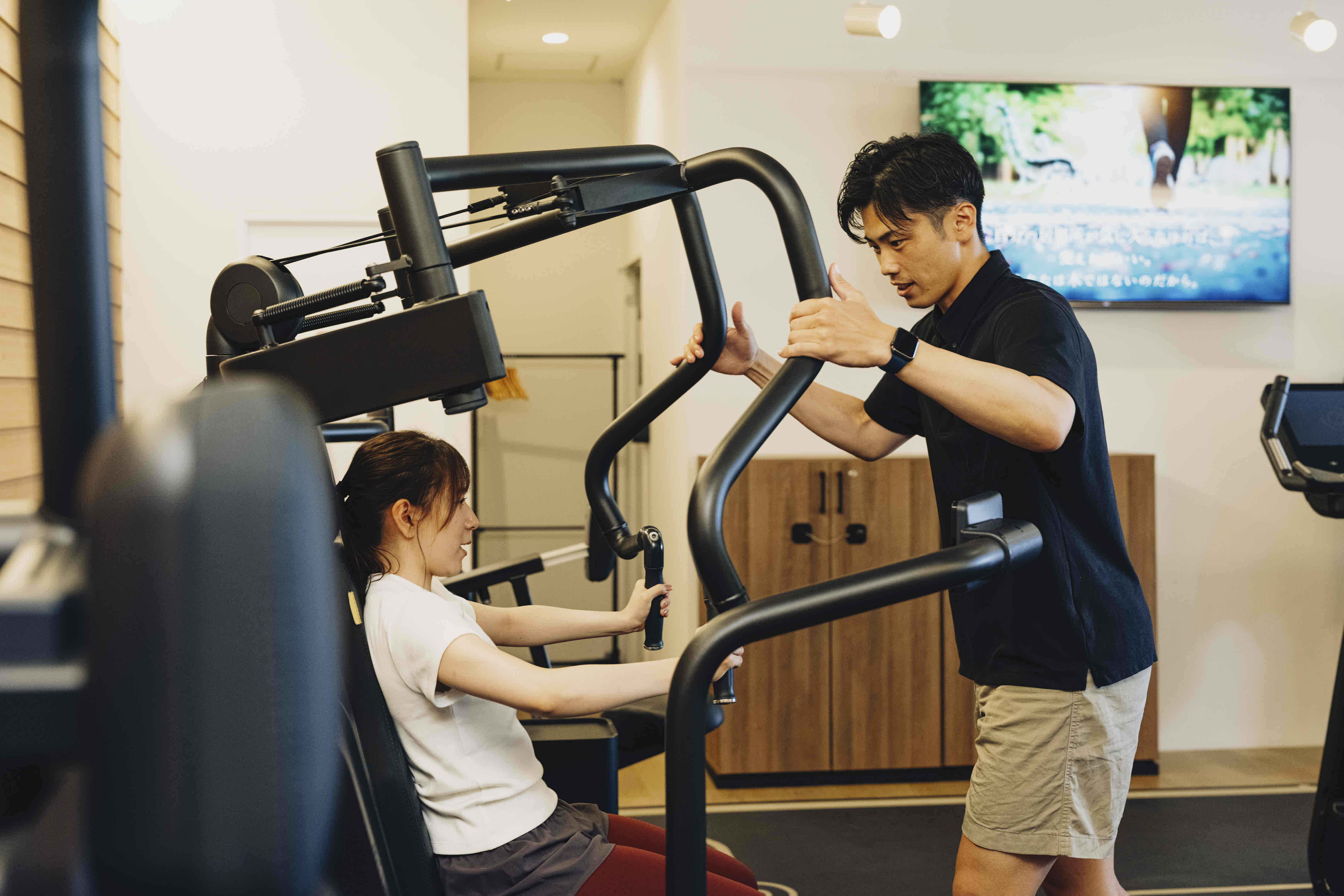 トレーナーが利用者をサポートする様子
